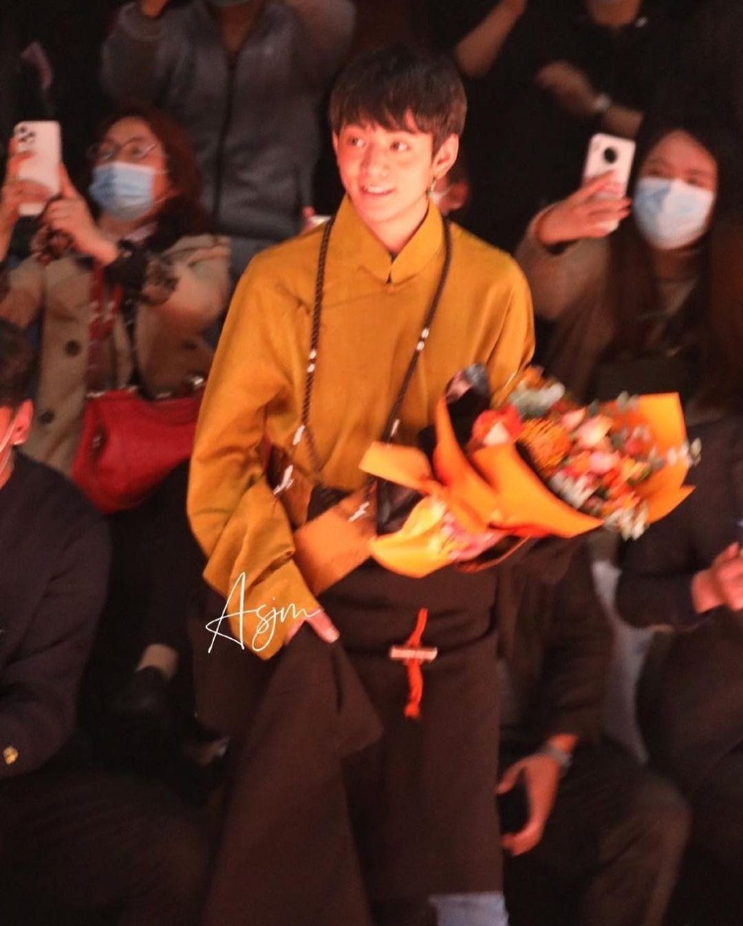 Vẻ ngượng ngùng e thẹn dễ thương của chàng trai vốn chưa quen ánh đèn sân khấu thu hút sự chú ý của khán giả Vẻ ngượng ngùng e thẹn dễ thương của chàng trai vốn chưa quen ánh đèn sân khấu thu hút sự chú ý của khán giả