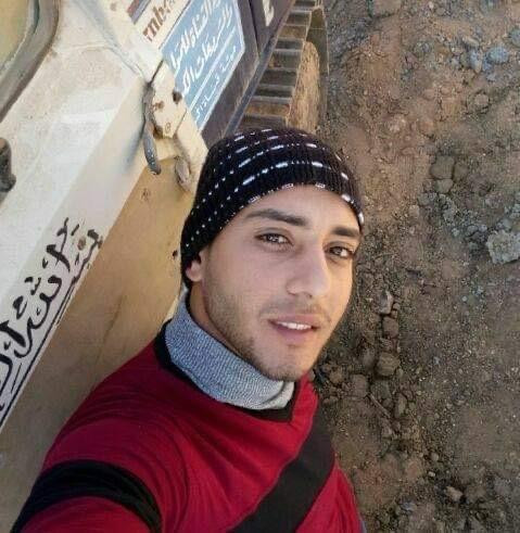 Abdallah Abdelgawad chụp ảnh selfie với chiếc máy xúc của mình. - Ảnh: Facebook Abdallah Abdelgawad Abdallah Abdelgawad chụp ảnh selfie với chiếc máy xúc của mình. - Ảnh: Facebook Abdallah Abdelgawad