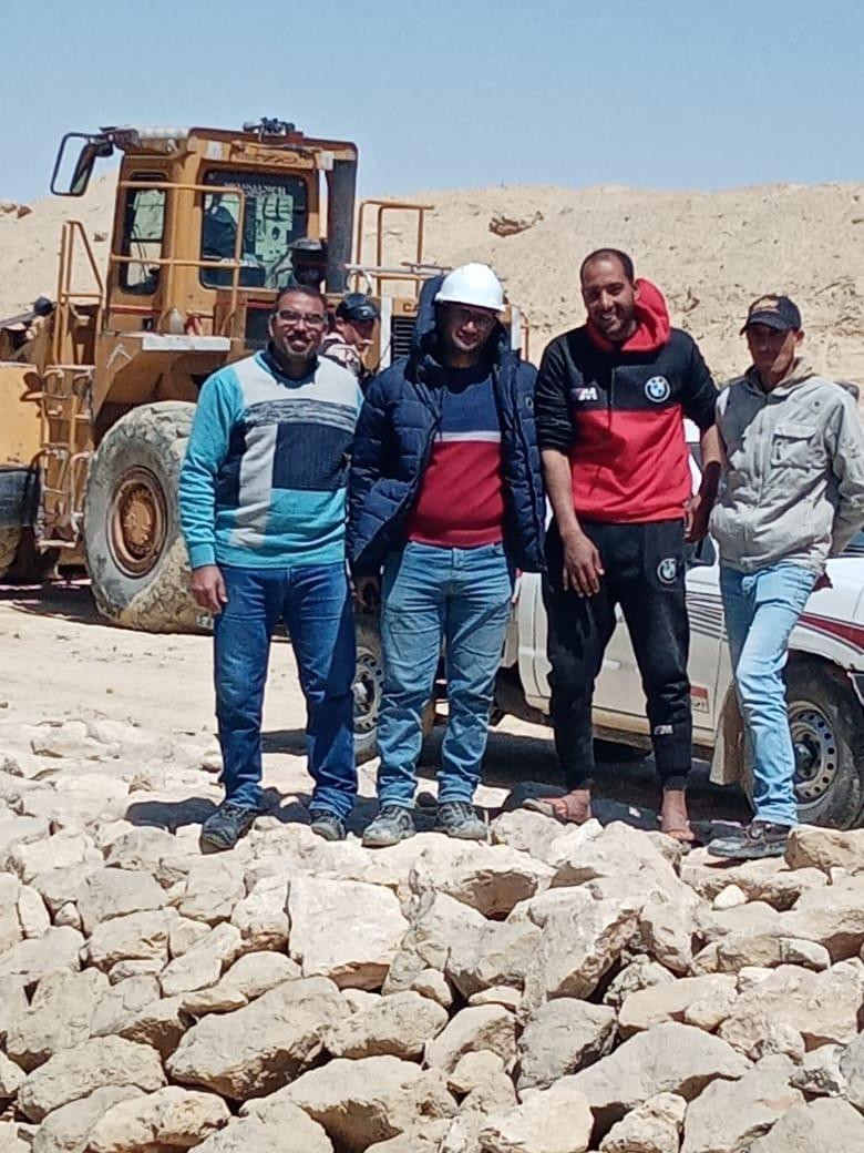 Abdallah Abdelgawad chụp ảnh cùng các công nhân tại điểm dọc theo kênh đào Suez, nơi con tàu container Ever Given bị mắc kẹt Abdallah Abdelgawad chụp ảnh cùng các công nhân tại điểm dọc theo kênh đào Suez, nơi con tàu container Ever Given bị mắc kẹt