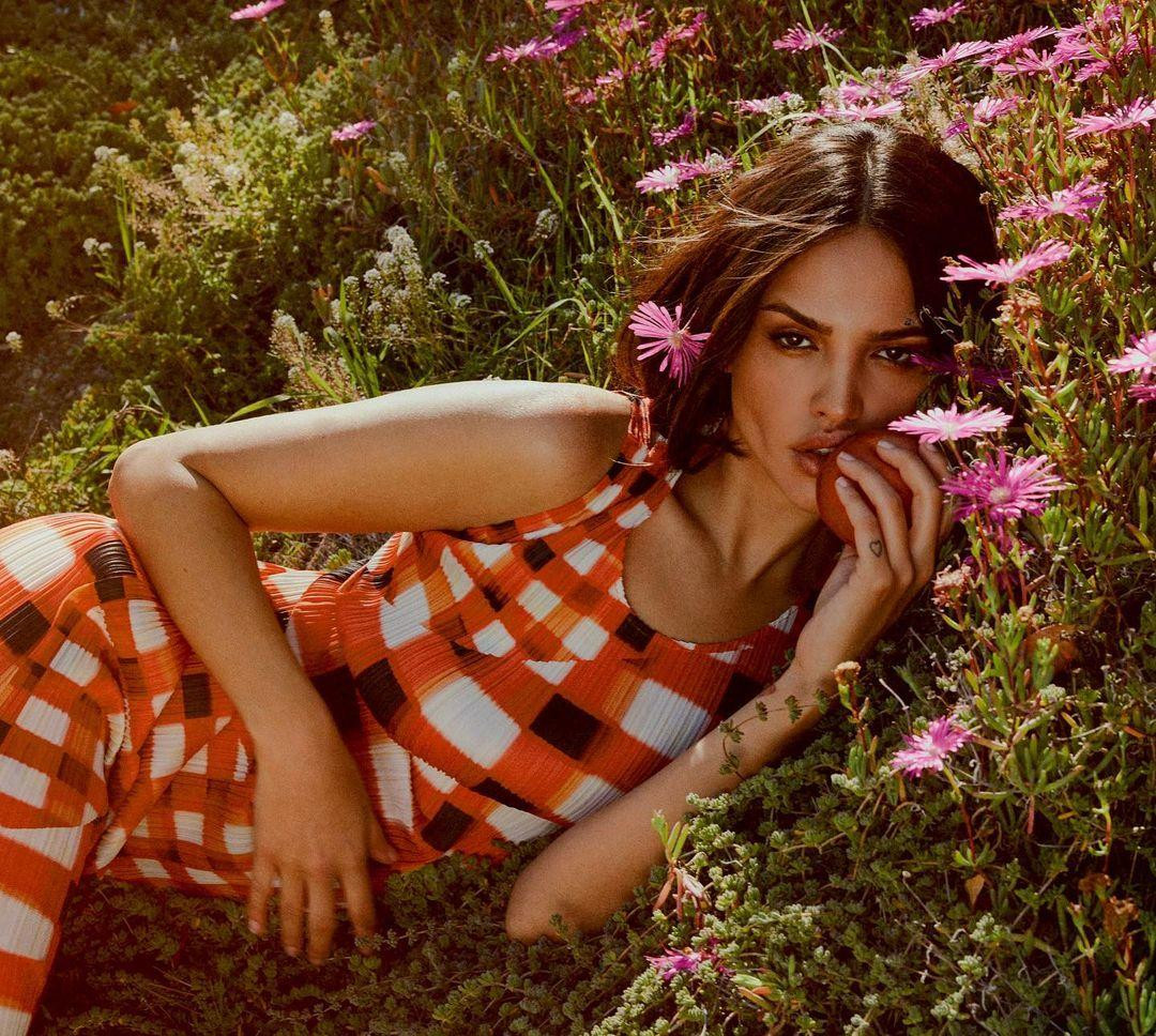 Cô thường xuất hiện với hình ảnh quyến rũ...