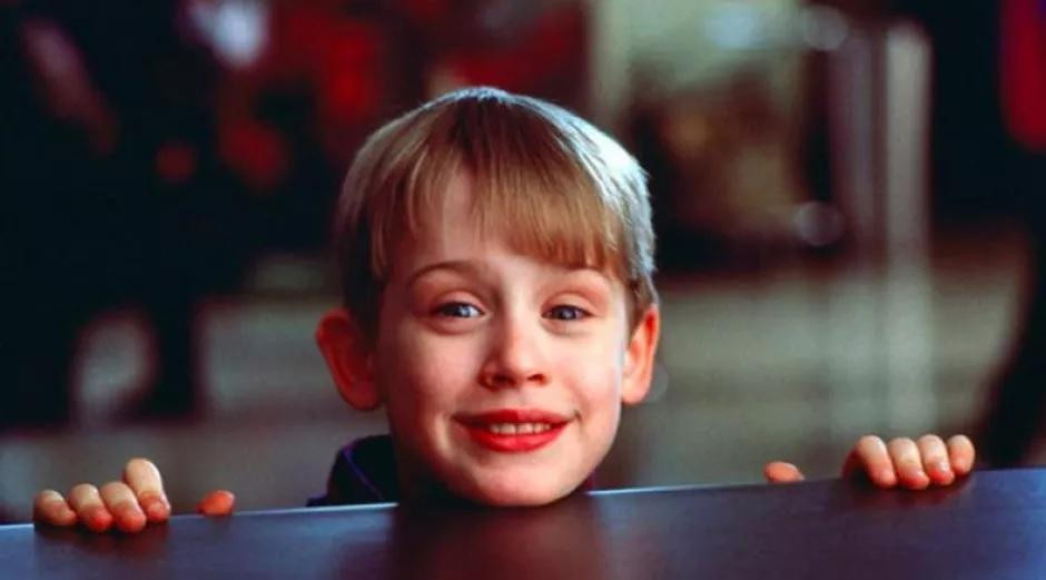 Nam diễn viên Macaulay Culkin từng vụt sáng thành sao khi mới 10 tuổi với vai diễn để đời - cậu bé Kevin McCallister trong bộ phim kinh điển "Ở nhà một mình (Home Alone). Macaulay Culkin từng tiết lộ, dù rất biết ơn bộ phim “Ở nhà một mình” đã đưa mình tới đỉnh cao danh vọng khi còn nhỏ nhưng đôi khi anh cũng mệt mỏi vì cứ mãi không thoát ra khỏi cái bóng của cậu bé Kevin McCallister trong phim. Nam diễn viên Macaulay Culkin từng vụt sáng thành sao khi mới 10 tuổi với vai diễn để đời - cậu bé Kevin McCallister trong bộ phim kinh điển "Ở nhà một mình (Home Alone). Macaulay Culkin từng tiết lộ, dù rất biết ơn bộ phim “Ở nhà một mình” đã đưa mình tới đỉnh cao danh vọng khi còn nhỏ nhưng đôi khi anh cũng mệt mỏi vì cứ mãi không thoát ra khỏi cái bóng của cậu bé Kevin McCallister trong phim.