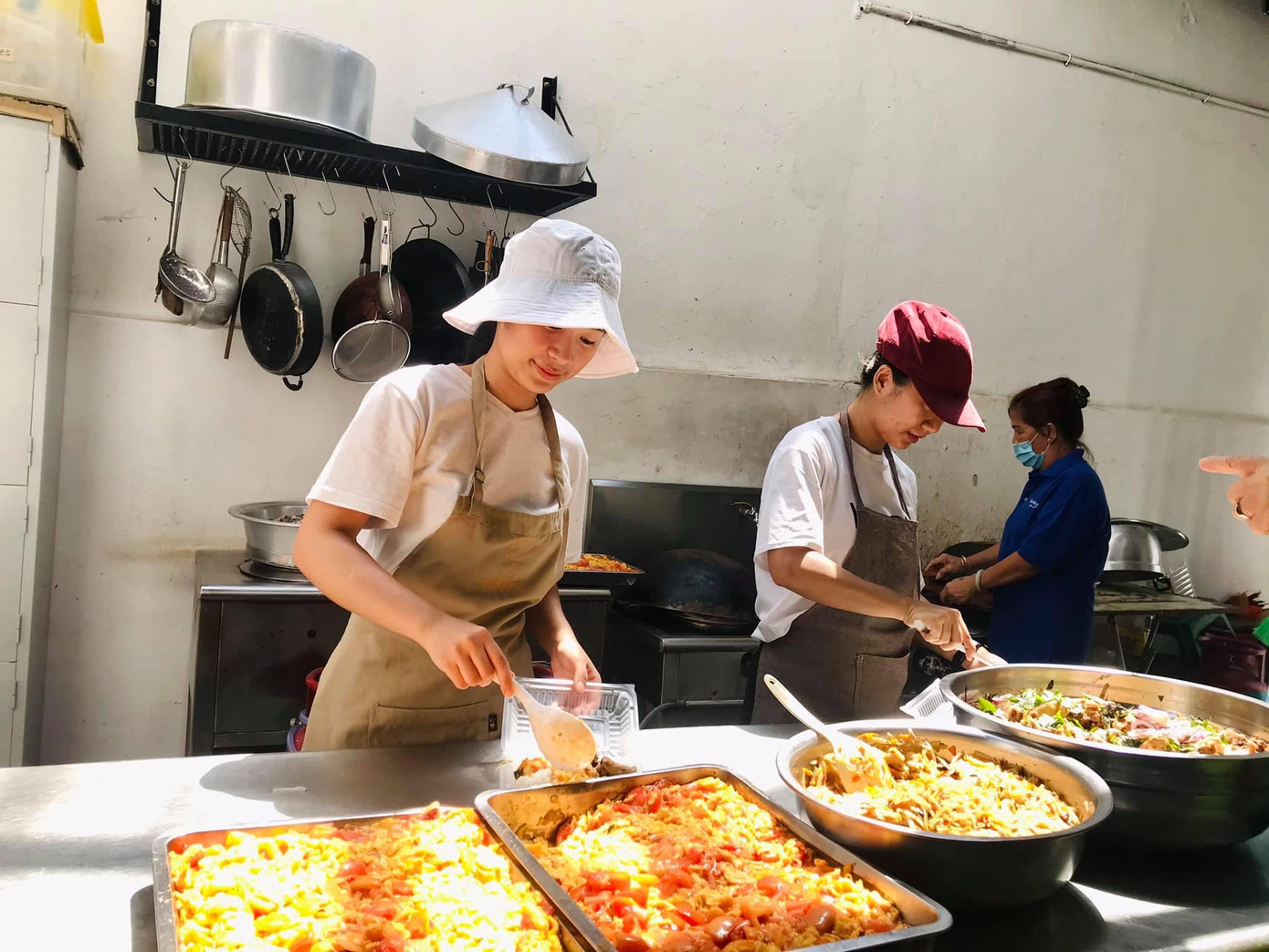 Khánh Trang tham gia nấu ăn cho người vô gia cư ở Penang (Malaysia) Khánh Trang tham gia nấu ăn cho người vô gia cư ở Penang (Malaysia)