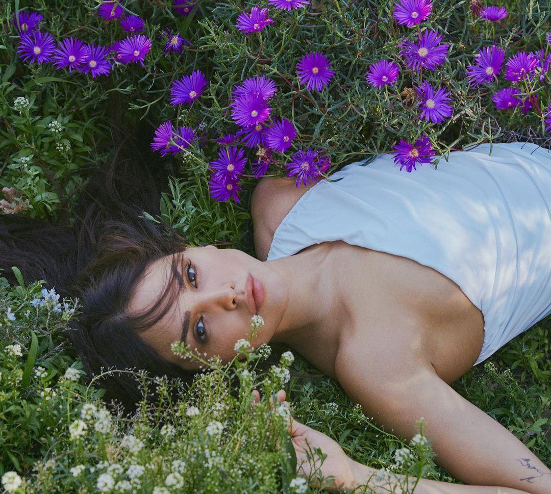 ,,, lúc lại trong trẻo như nàng thơ.