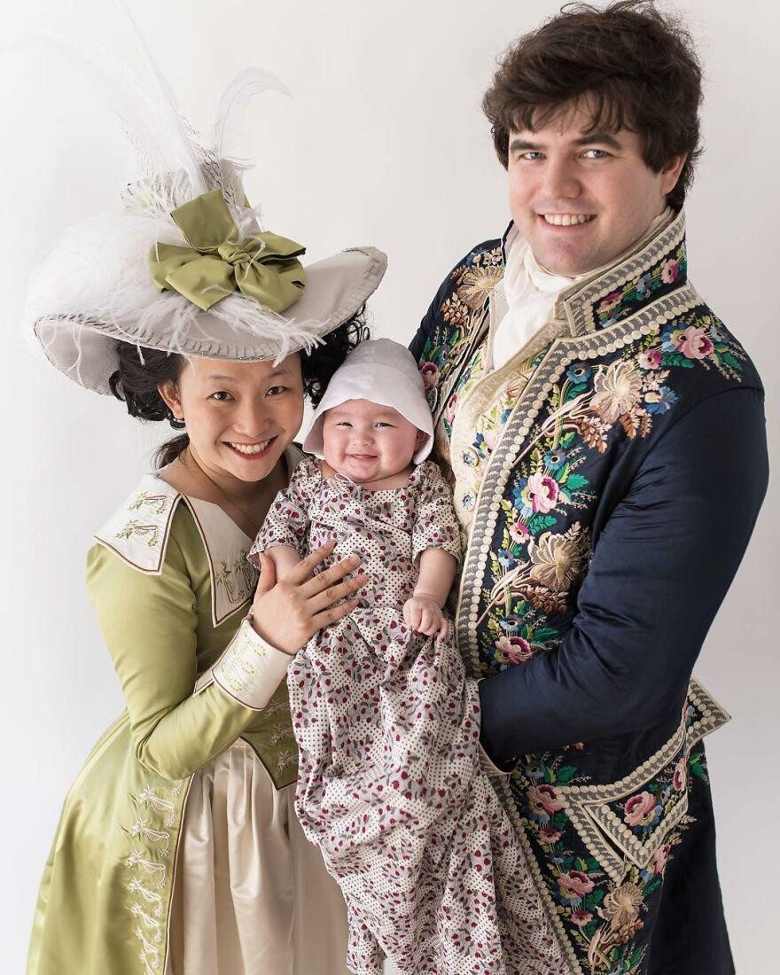 Chồng và con của Christine chụp ảnh gia đình trong những bộ đồ quyền quý thời xưa