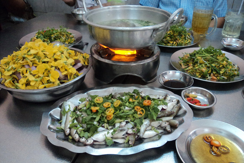 Lẩu cá linh, bông điên điển. Ảnh: Thanh Hải