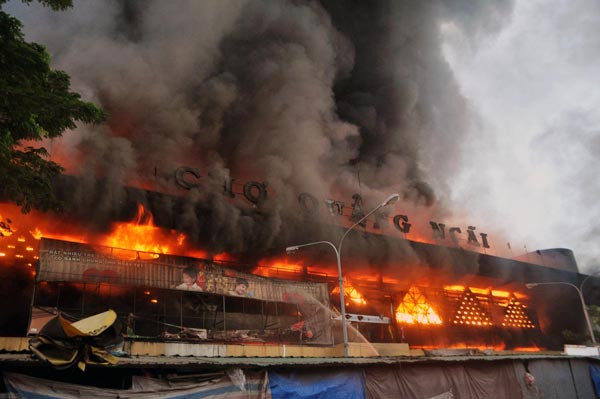Ngọn lửa quá lớn khiến công tác chữa cháy gặp nhiều khó khăn 