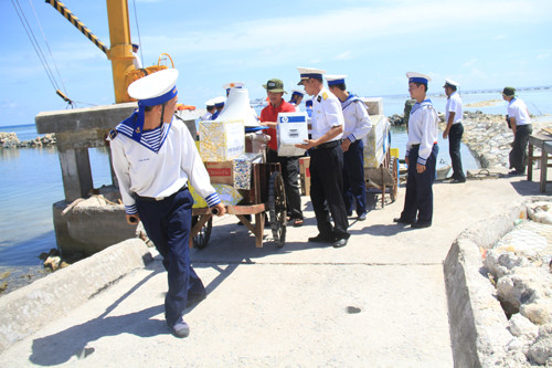 Chiến sỹ đảo Sơn Ca tiếp nhận quà tặng của đoàn hành trình