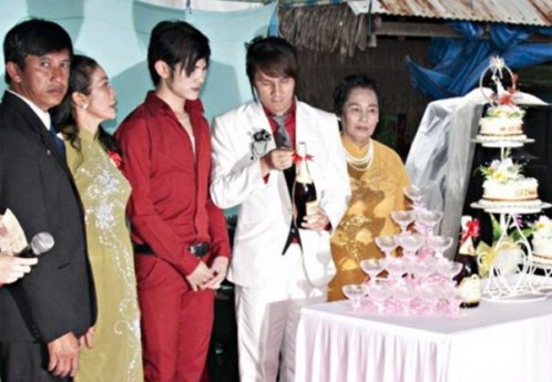 Đám cưới giữa 2 thanh niên Nguyễn Hoàng Bảo Quốc và Trương Văn Hên ở Hà Tiên (tỉnh Kiên Giang) diễn ra giữa năm 2012. Đám cưới giữa 2 thanh niên Nguyễn Hoàng Bảo Quốc và Trương Văn Hên ở Hà Tiên (tỉnh Kiên Giang) diễn ra giữa năm 2012