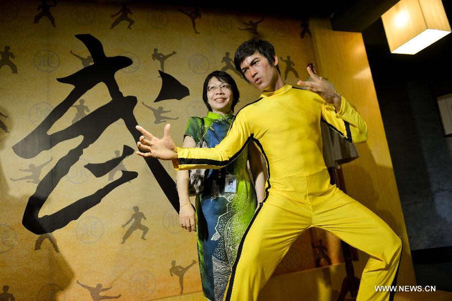 Du khách chụp ảnh với bức tượng sáp 