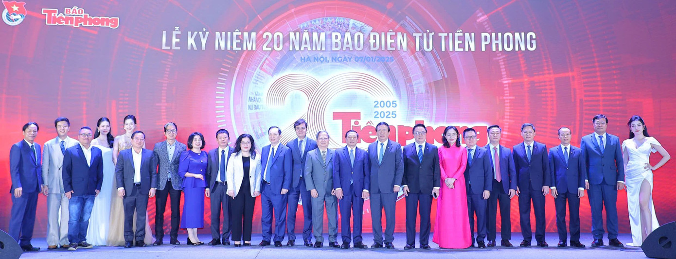 Các đại biểu dự Lễ kỷ niệm 20 năm báo điện tử Tiền Phong và đón nhận Bằng khen của Thủ tướng Chính phủ chụp hình lưu niệm.