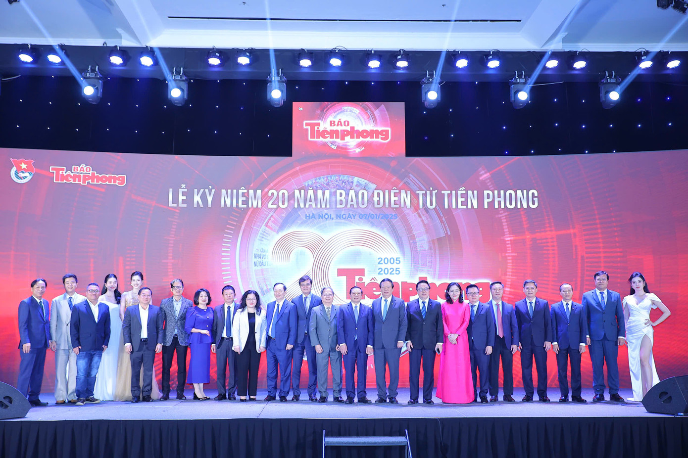 Các đại biểu dự chương trình chụp ảnh lưu niệm cùng Ban Biên tập báo Tiền Phong. Ảnh: Trọng Tài.