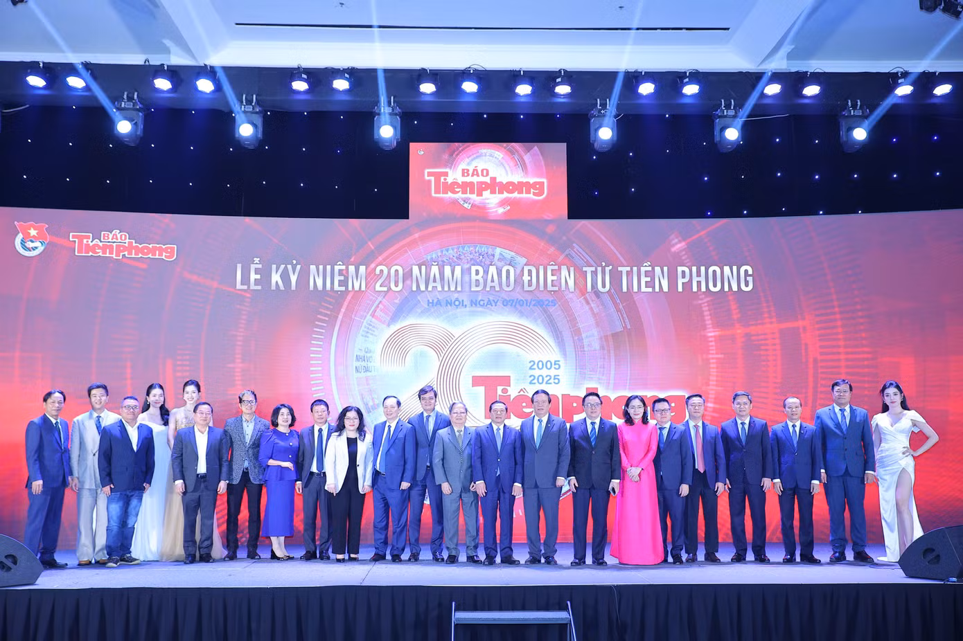 Các đại biểu dự chương trình chụp ảnh lưu niệm cùng Ban Biên tập báo Tiền Phong. Ảnh: Trọng Tài.