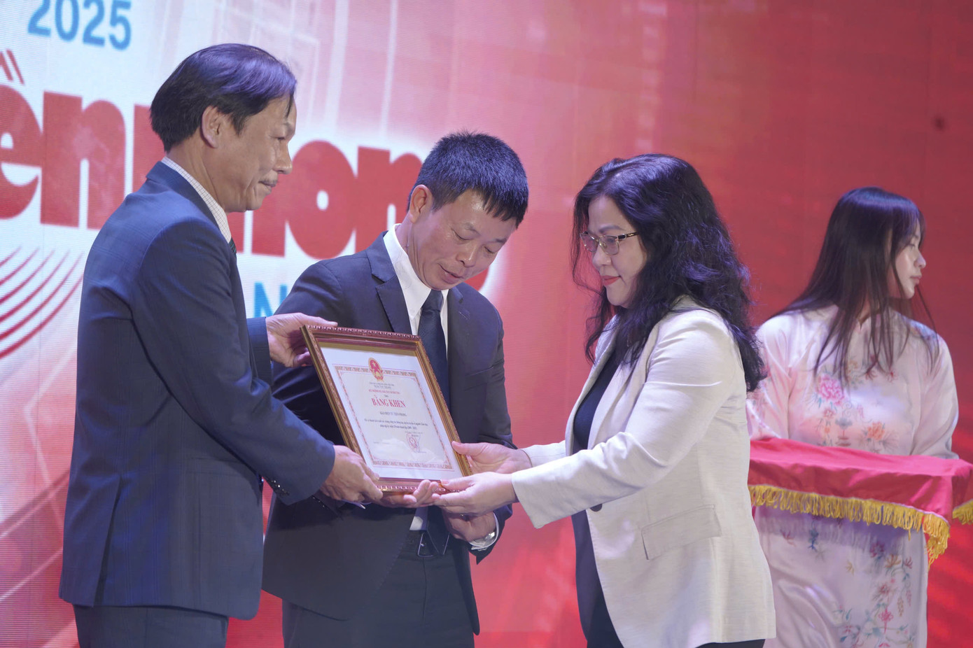 Báo điện tử Tiền Phong đón nhận Bằng khen của Bộ Giáo dục và Đào tạo vì thành tích xuất sắc trong công tác thông tin, tuyên truyền về ngành giáo dục.