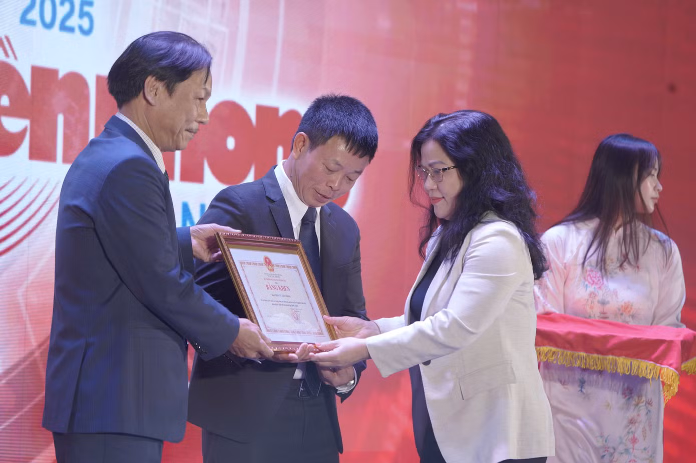 Báo điện tử Tiền Phong đón nhận Bằng khen của Bộ Giáo dục và Đào tạo vì thành tích xuất sắc trong công tác thông tin, tuyên truyền về ngành giáo dục.