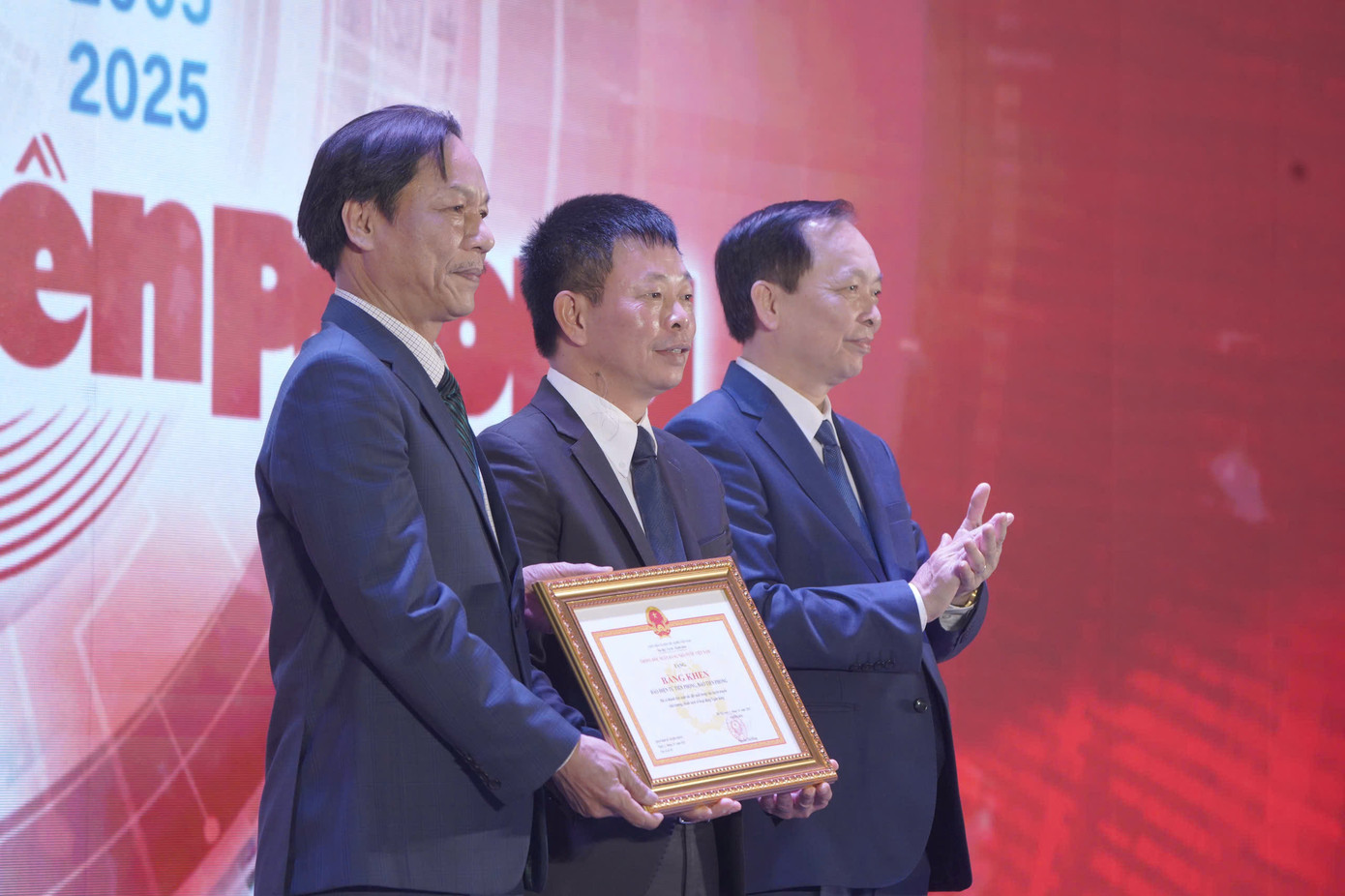 Báo điện tử Tiền Phong đón nhận Bằng khen của Thống đốc Ngân hàng Nhà nước Việt Nam.