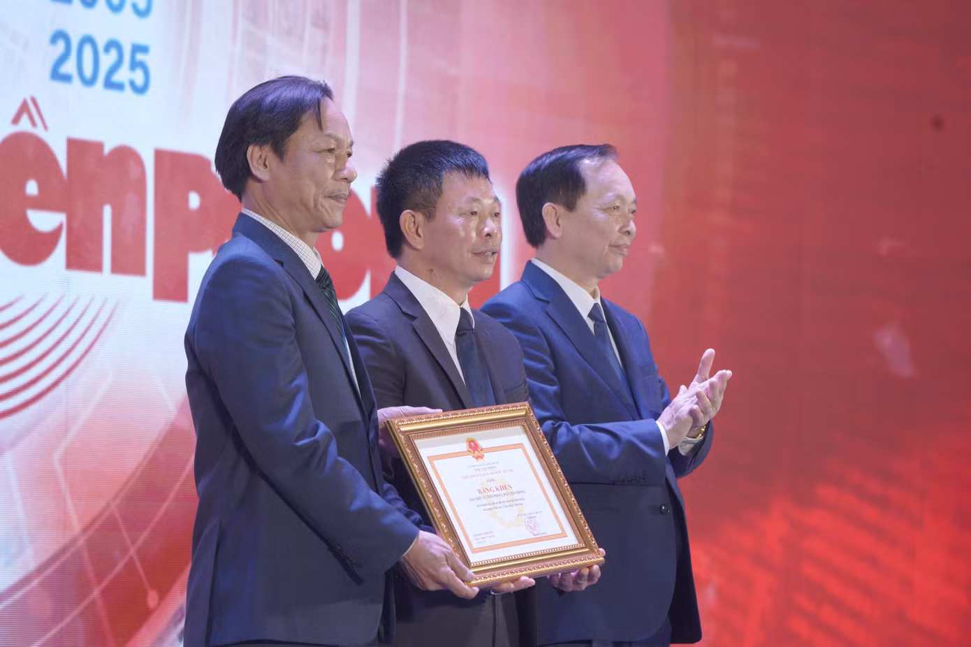 Báo điện tử Tiền Phong đón nhận Bằng khen của Thống đốc Ngân hàng Nhà nước Việt Nam.