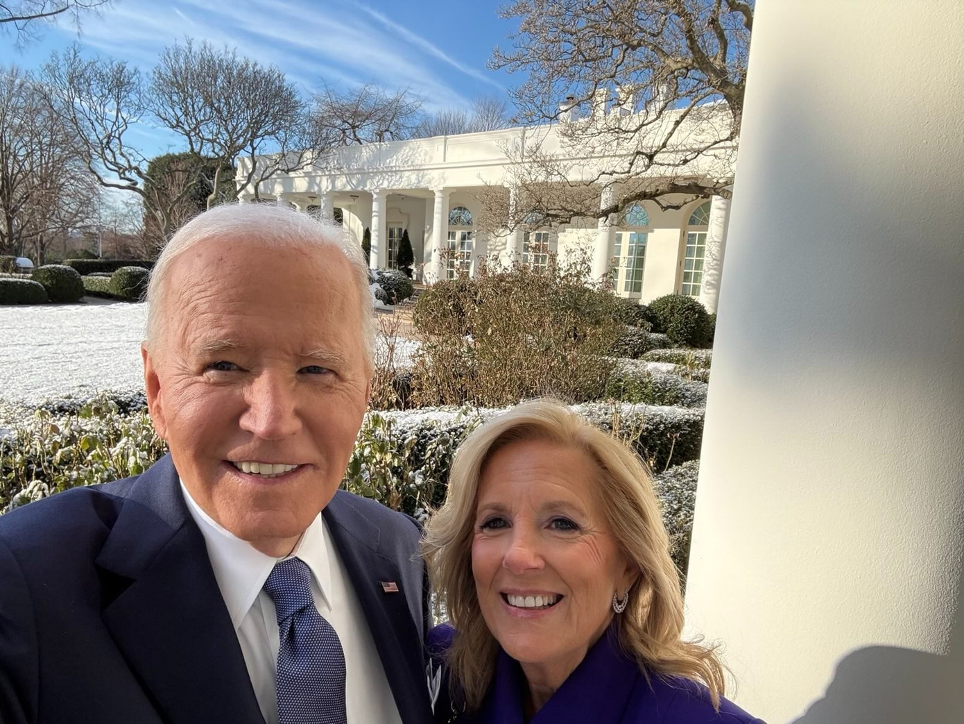 Tổng thống Biden và phu nhân chụp bức ảnh selfie cuối cùng tại Nhà Trắng. (Ảnh: X)