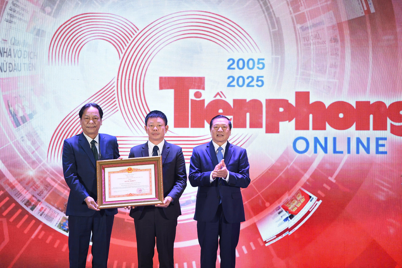 Đồng chí Lại Xuân Môn, Ủy viên Ban Chấp hành Trung ương Đảng, Phó Trưởng ban Thường trực Ban Tuyên giáo Trung ương, trao Bằng khen của Thủ tướng Chính phủ tặng Báo điện tử Tiền Phong