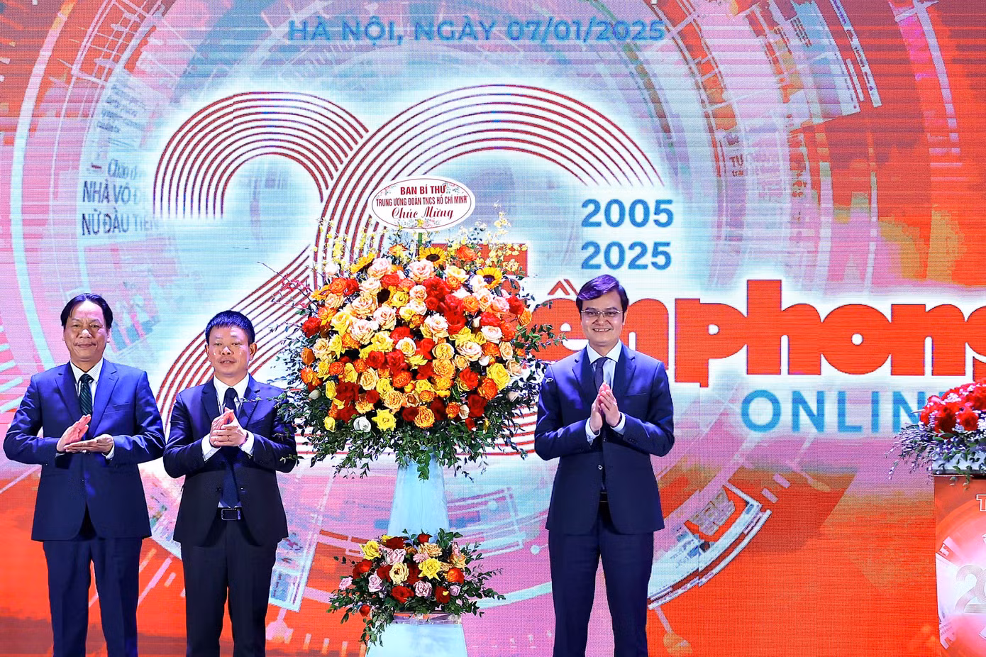 Đồng chí Bùi Quang Huy - Uỷ viên dự khuyết Ban Chấp hành Trung ương Đảng, Bí thư thứ nhất Trung ương Đoàn TNCS Hồ Chí Minh, tặng hoa chúc mừng báo điện tử Tiền Phong. Ảnh: Duy Phạm.