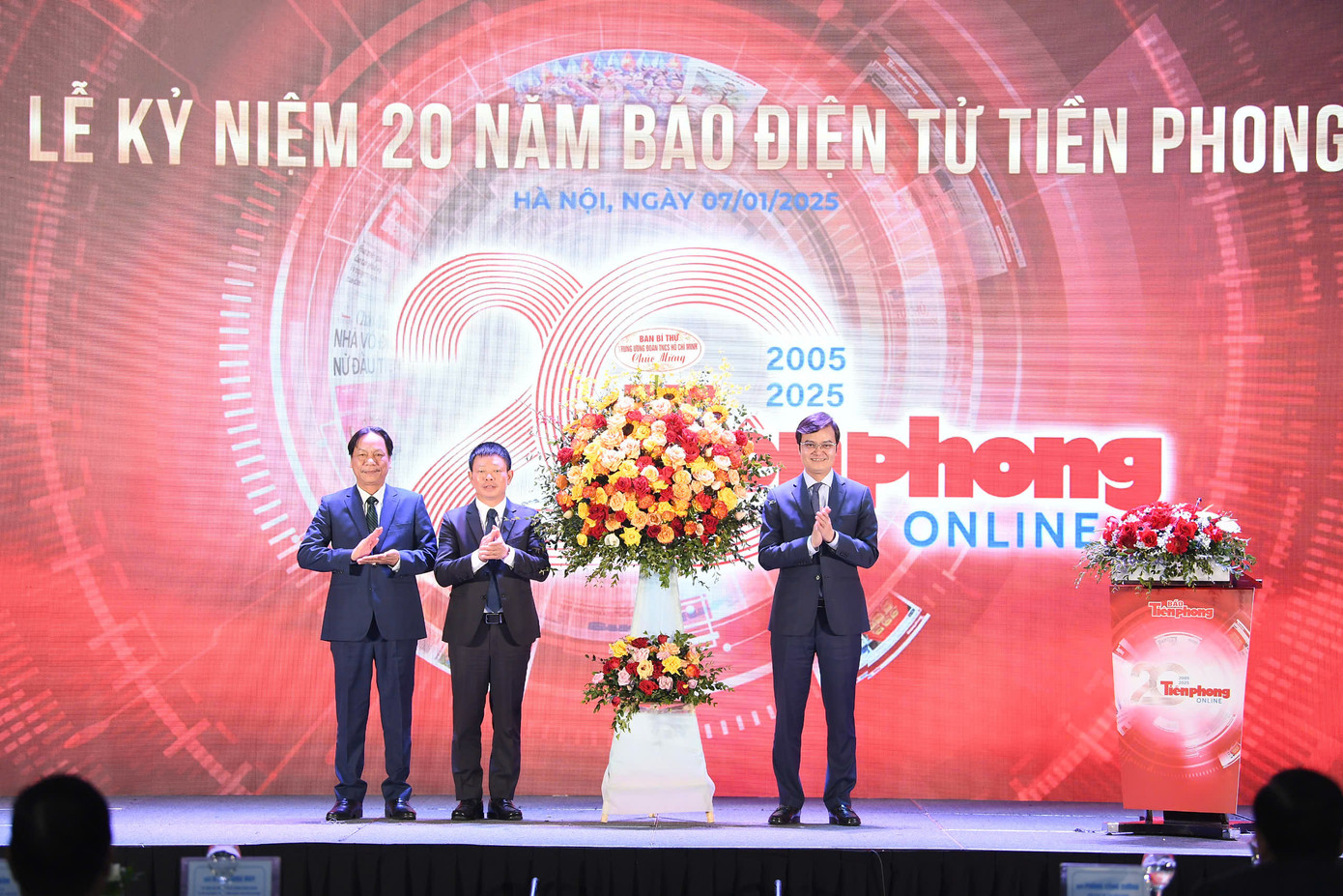 Bí thư thứ nhất Ban Chấp hành Trung ương Đoàn TNCS Hồ Chí Minh Bùi Quang Huy tặng lẵng hoa chúc mừng báo điện tử Tiền Phong. Ảnh: Dương Triều Bí thư thứ nhất Ban Chấp hành Trung ương Đoàn TNCS Hồ Chí Minh Bùi Quang Huy tặng lẵng hoa chúc mừng báo điện tử Tiền Phong. Ảnh: Dương Triều