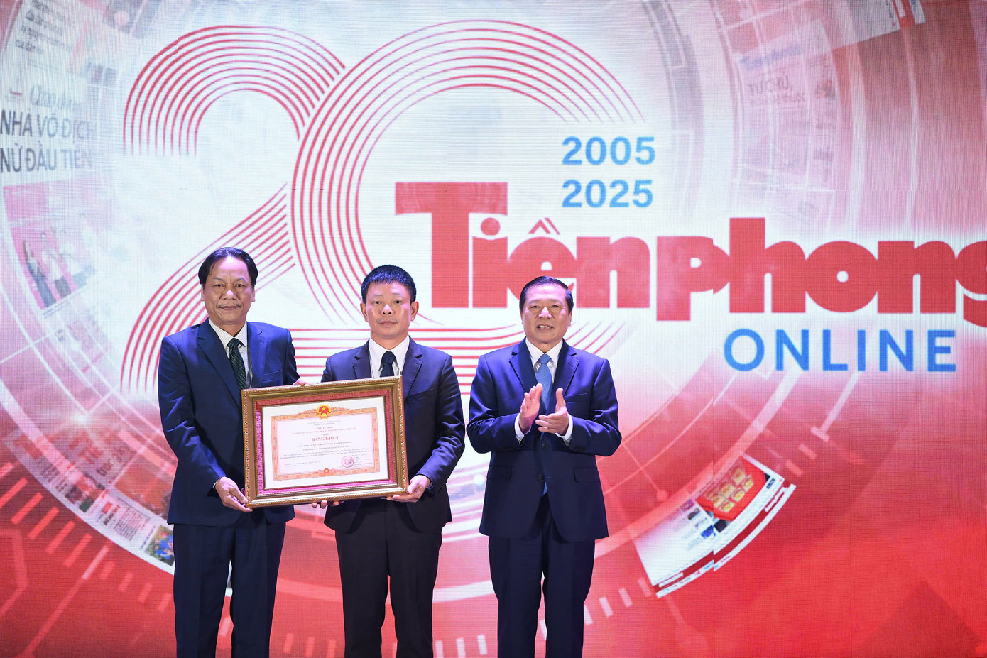 Thừa uỷ quyền của Thủ tướng, đồng chí Lại Xuân Môn - Uỷ viên Ban Chấp hành Trung ương Đảng, Phó trưởng ban Thường trực Ban Tuyên giáo Trung ương, tặng Bằng khen của Thủ tướng Chính phủ cho báo điện tử Tiền Phong. Ảnh: Dương Triều.