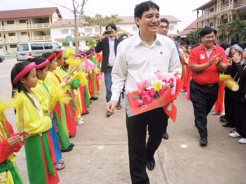 Thầy trò trường Nguyễn Du, Viengtjane đón chào anh Nguyễn Đắc Vinh và Đoàn đại biểu cấp cao Đoàn TNCS Hồ Chí Minh