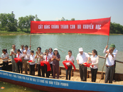 Cắt băng khánh thành con đò “khuyến học”