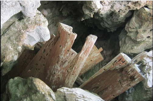 Những chiếc hòm được xếp chồng lên nhau theo thứ tự