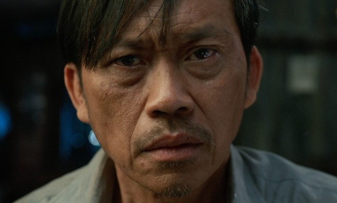 Những cú máy đặc tả liên tiếp gương mặt hai bố con có vẻ là thách thức với cả Tuấn Trần và Hoài Linh.