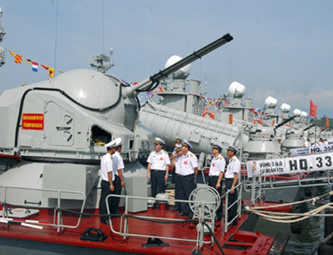 Pháo phòng không AK-725 trang bị trên tàu phóng lôi lớp Tuyra dùng để tiêu diệt các mục tiêu trên không (không hiệu quả khi chống tên lửa hành trình) hoặc khi cần có thể dùng để bắn phá mục tiêu trên biển. AK-725 thiết kế với 2 nòng pháo 57mm có tầm bắn 8.420m, tốc độ bắn 200 phát/phút