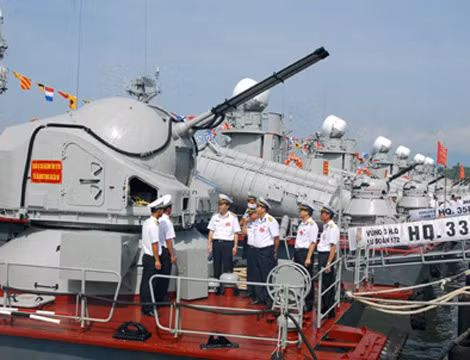 Pháo phòng không AK-725 trang bị trên tàu phóng lôi lớp Tuyra dùng để tiêu diệt các mục tiêu trên không (không hiệu quả khi chống tên lửa hành trình) hoặc khi cần có thể dùng để bắn phá mục tiêu trên biển. AK-725 thiết kế với 2 nòng pháo 57mm có tầm bắn 8.420m, tốc độ bắn 200 phát/phút