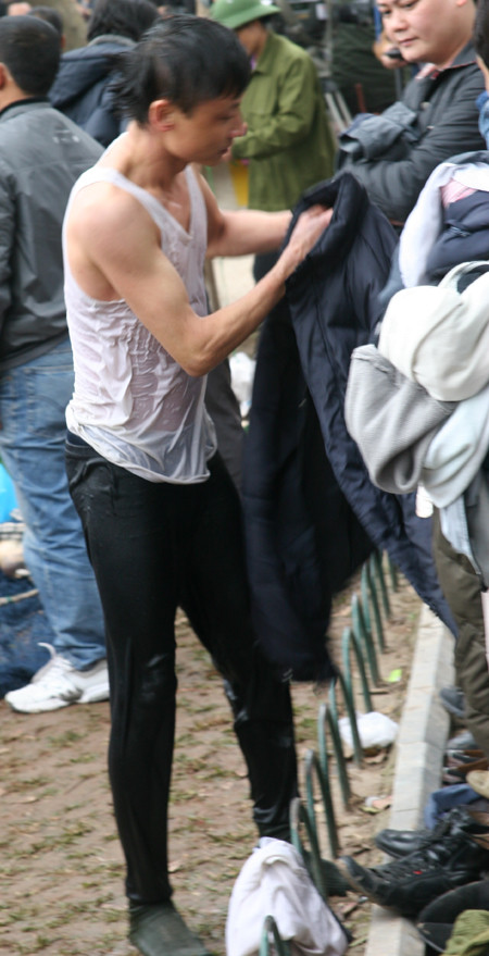 Nhanh chóng đến lấy áo ấm Ảnh: X.T