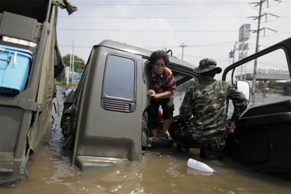 Xe cứu hộ của quân đội bị ngập trong vùng nước sâu