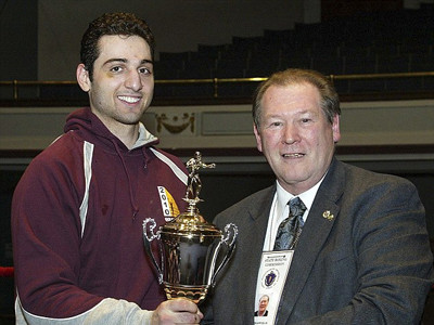 Tamerlan Tsarnaev (trái) nhận cúp Găng tay Vàng New England 2010. Ảnh: AP