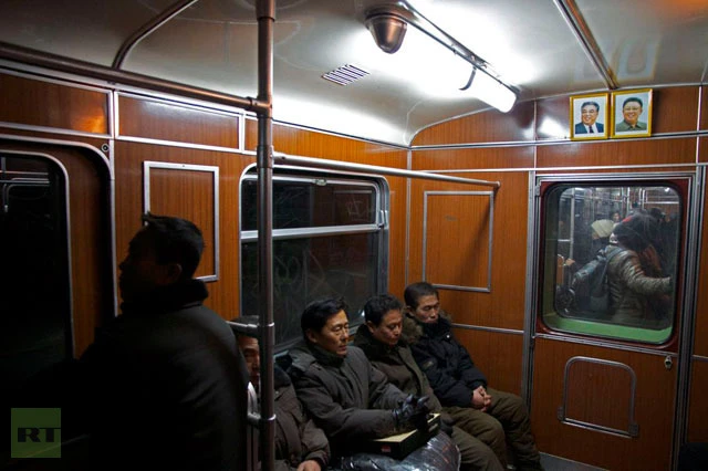 Hình ảnh cố nhà lãnh đạo Kim Nhật Thành và Kim Jong Il xuất hiện ở trên các phương tiện giao thông