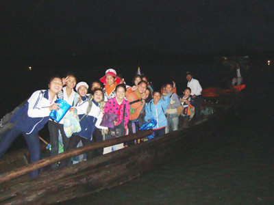 Thậm chí học sinh còn phải qua lại trên những chuyến đò đêm