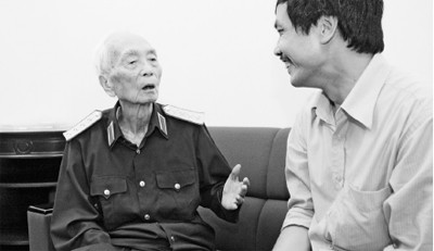 Đại tướng Võ Nguyên Giáp tiếp phóng viên Tiền Phong trong thời gian điều trị bệnh tại Bệnh viện trung ương Quân đội 108 năm 2008.	ẢNH: HồNG VĨNH 