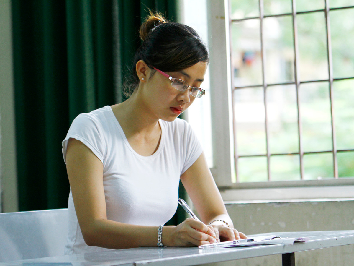 Thí sinh làm bài thi sáng nay, 10/7. Ảnh: Như Ý