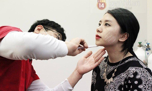 Sau khi dùng cồn y tế sát trùng, bác sĩ xuyên mũi tiêm vào sâu trong da rồi vừa rút ống tiêm vừa bơm thuốc. Quá trình tiêm diễn ra khá nhanh gọn, chỉ trong khoảng 5 phút. 