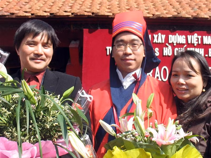 Lộc tại lễ trao giải thưởng Loa Thành (bên trái là thầy Quân - giảng viên hướng dẫn Lộc làm đồ án tốt nghiệp; bên phải là mẹ của Lộc)