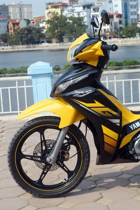Đầu xe nhẹ, dẫn tới phanh trước khá nguy hiểm