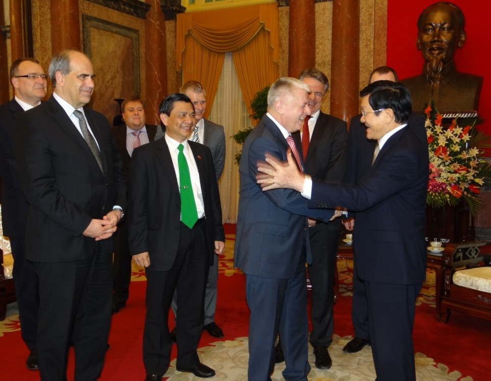 Chủ tịch nước tiếp thân mật Đoàn đại biểu Chính phủ Slovakia do ông Pavol Pavlis, Thứ trưởng Bộ Kinh tế làm Trưởng đoàn. ( Ảnh: Hùng Phong). Chủ tịch nước tiếp thân mật Đoàn đại biểu Chính phủ Slovakia do ông Pavol Pavlis, Thứ trưởng Bộ Kinh tế làm Trưởng đoàn. ( Ảnh : Hùng Phong)