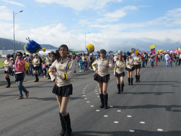 Các cô gái Ecuador duyên dáng trong lễ khai mạc