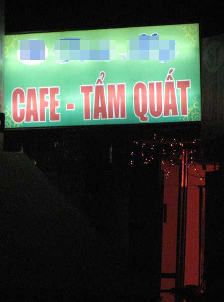 Một quán cà phê kèm dịch vụ tẩm quất vào buổi tối ở Hà Nội