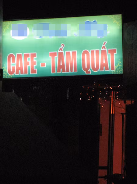 Một quán cà phê kèm dịch vụ tẩm quất vào buổi tối ở Hà Nội