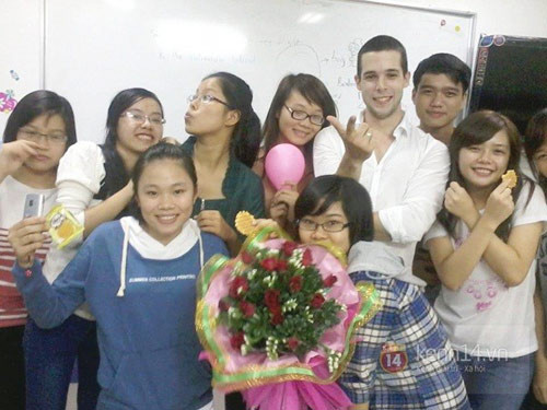 Giảng viên người nước ngoài chụp hình với học viên của trung tâm.. Giảng viên người nước ngoài chụp hình với học viên của trung tâm.