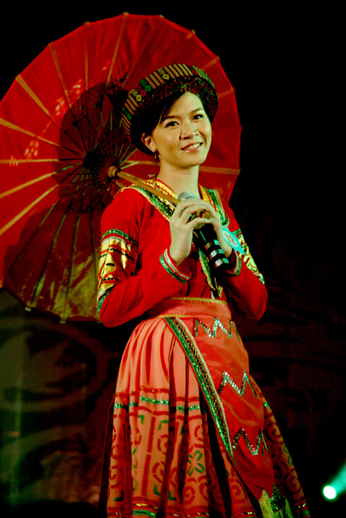 Các tiết mục tài năng của nữ sinh Sư phạm đậm nét văn hóa dân tộc: miền Kinh Bắc, vùng núi Tây Bắc...