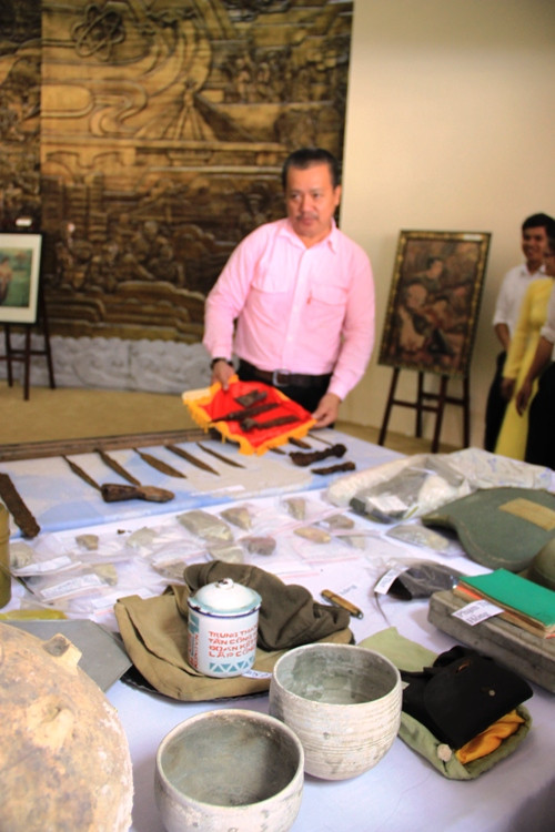 1.	Sáng nay (22/11), Bảo tàng Đà Nẵng tiếp nhận hơn 60 cổ vật, hiến vật kháng chiến được người dân, cán bộ lão thành cách mạng hiến tặng. Các hiện vật này đã nhắc lại thời kỳ lịch sử hào hùng của dân tộc ta: chiếc khay làm từ mảnh pháo sáng, chiếc bi đông là chiến lợi phẩm thu được từ địch, tài liệu học tập tại chiến khu, chiếc mũ cối, cây gậy trường sơn