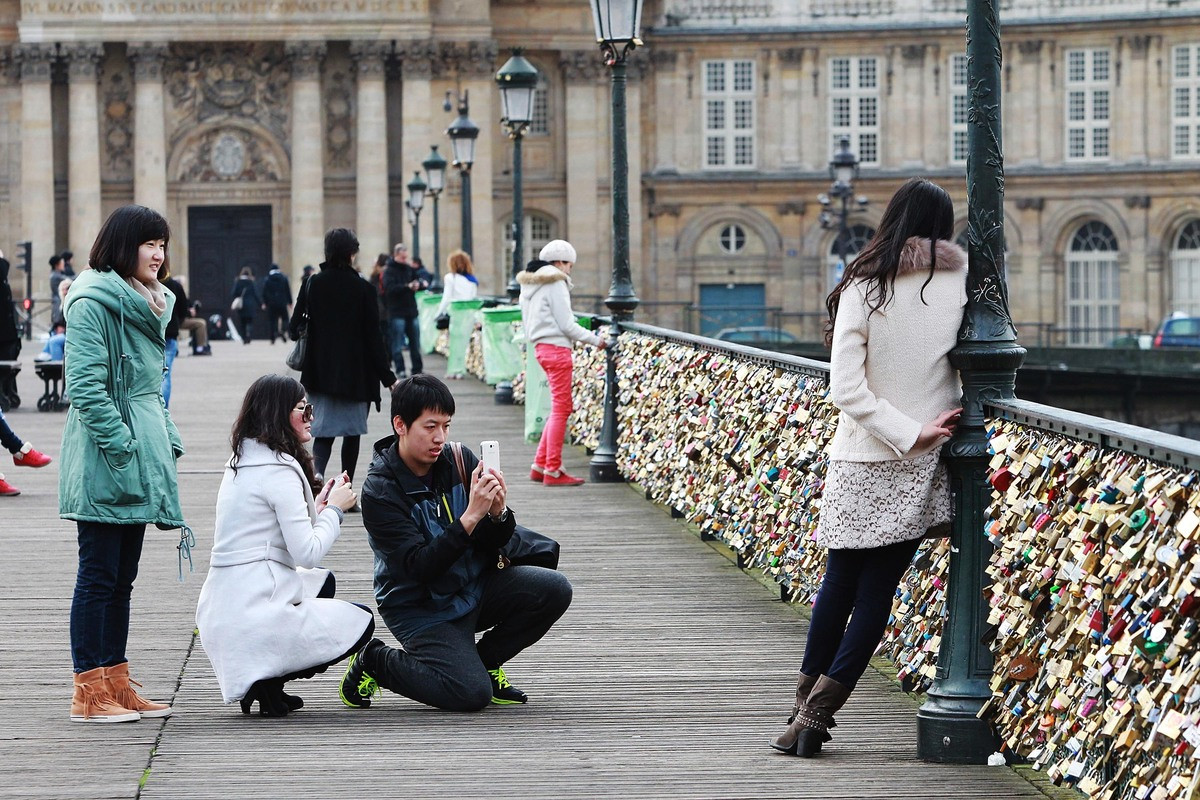 Một cách thể hiện tình yêu rất độc đáo của giới trẻ Pháp 