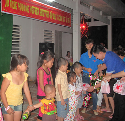 Đại diện Tập đoàn Tài chính Việt tặng quà trung thu cho trẻ em nghèo xã Hiếu Phụng. 